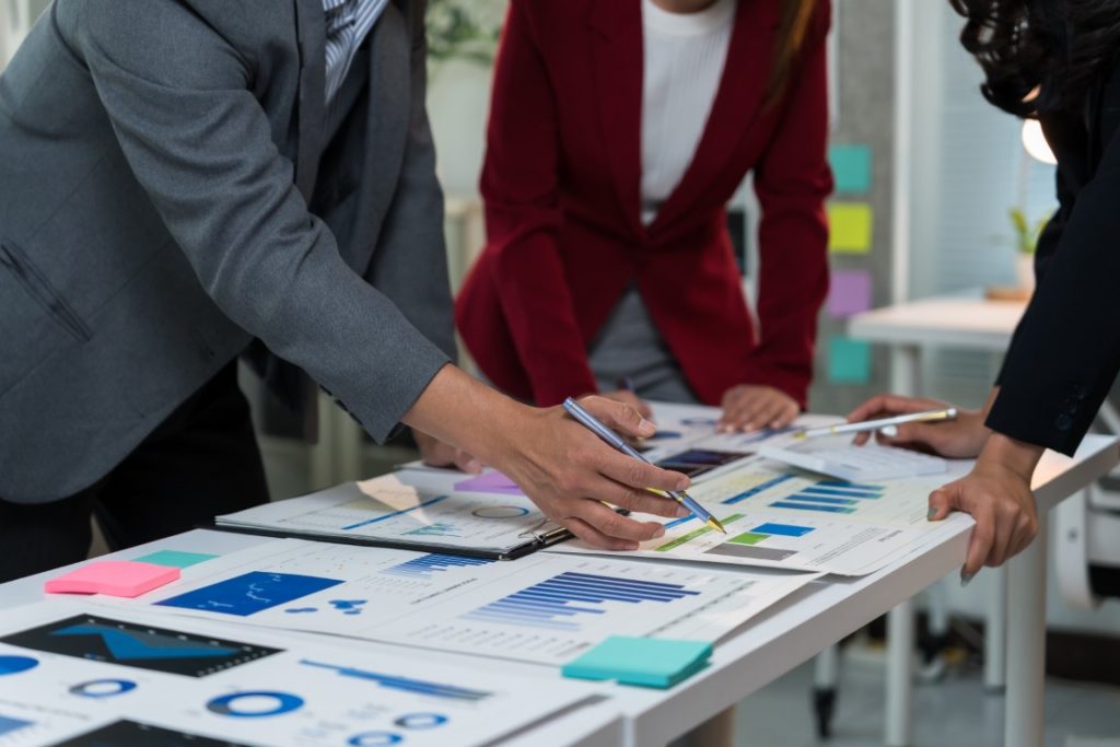 business-team-analyzing-marketing-strategy-with-ch-2026-01-09-10-11-51-utc-middel