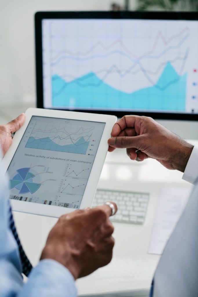 entrepreneurs-discussing-financial-chart-2026-01-07-07-10-41-utc-middel